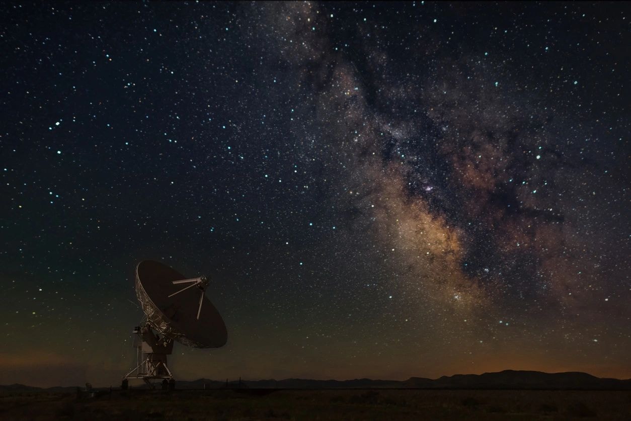 Telescopio satelital apuntando al cielo nocturno estrellado